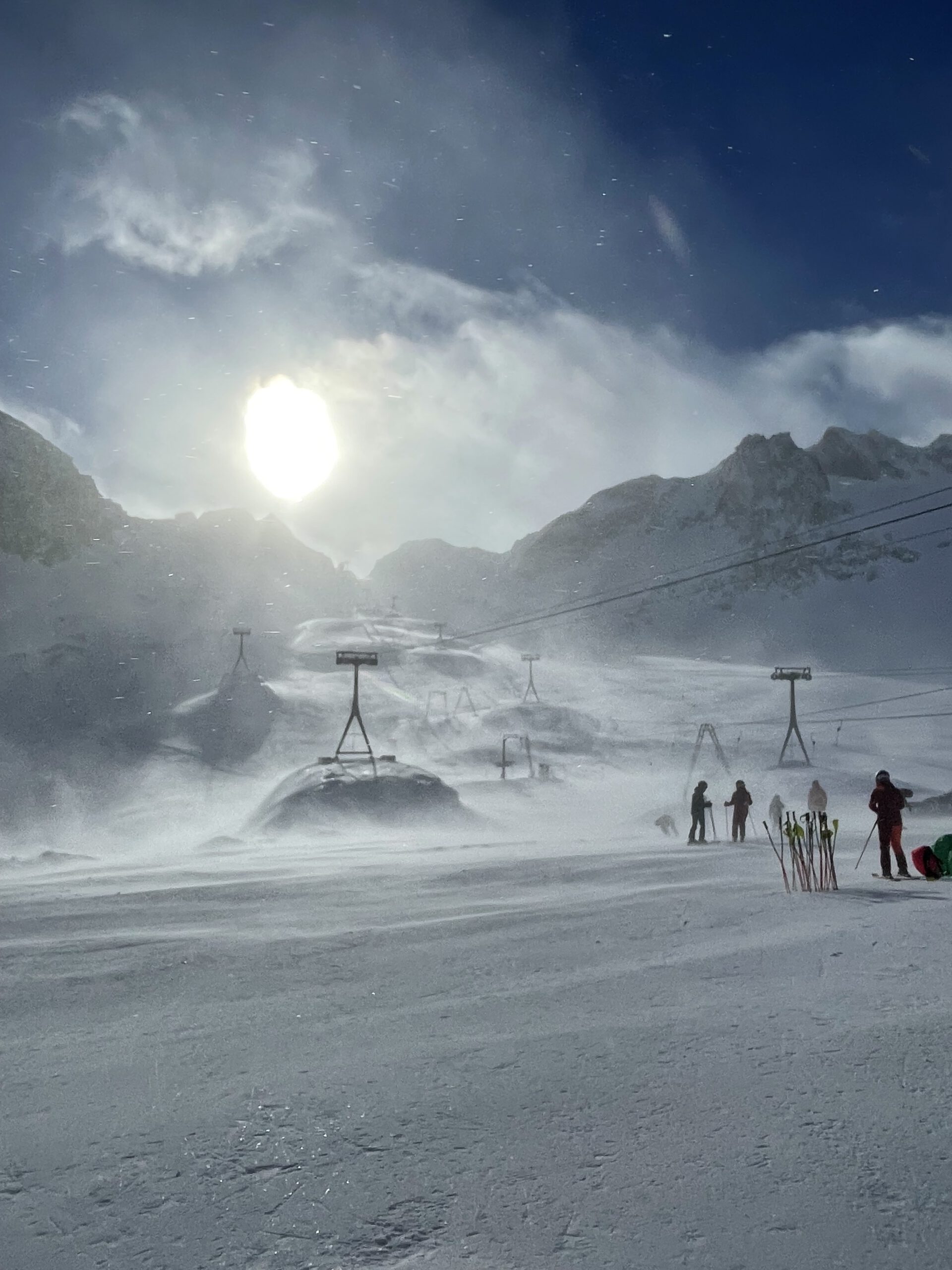 der WSV Schönsee startet am letzten Novemberwochenende mit seinem traditionellen Skiausflug ins Stubaital in die Wintersaison 2024/2025. Der Stubaier Gletscher ist mit seinen 110 Pistenkilometern und 26 Seilbahnen das größte Gletscherskigebiet Österreichs. Mit Abfahrten, die bis auf über 3.000 Meter Höhe reichen, gehört das Skigebiet am Winteranfang zu den schneesichersten Adressen der Tiroler Alpen.