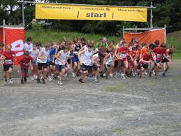 Trotz der sehr warmen Temperaturen machten sich am Samstag, den 29.06.2024 knapp 160 Läufer und Läuferinnen auf den Weg nach Schönsee zum 28. Johannislauf des Wintersportvereins. Eine Riesenfreude für das Vorstandsteam des WSV-Schönsee mit Bastian Riedl, Herbert Killer und Andrea Spichtinger - Holler war es, dass bei dieser Hitze kein ärztlicher Einsatz notwendig wurde. Die vielen Wasserbecher hinter dem Zieleinlauf sorgten fürs Durstlöschen und ermöglichten eine Schnelldusche.